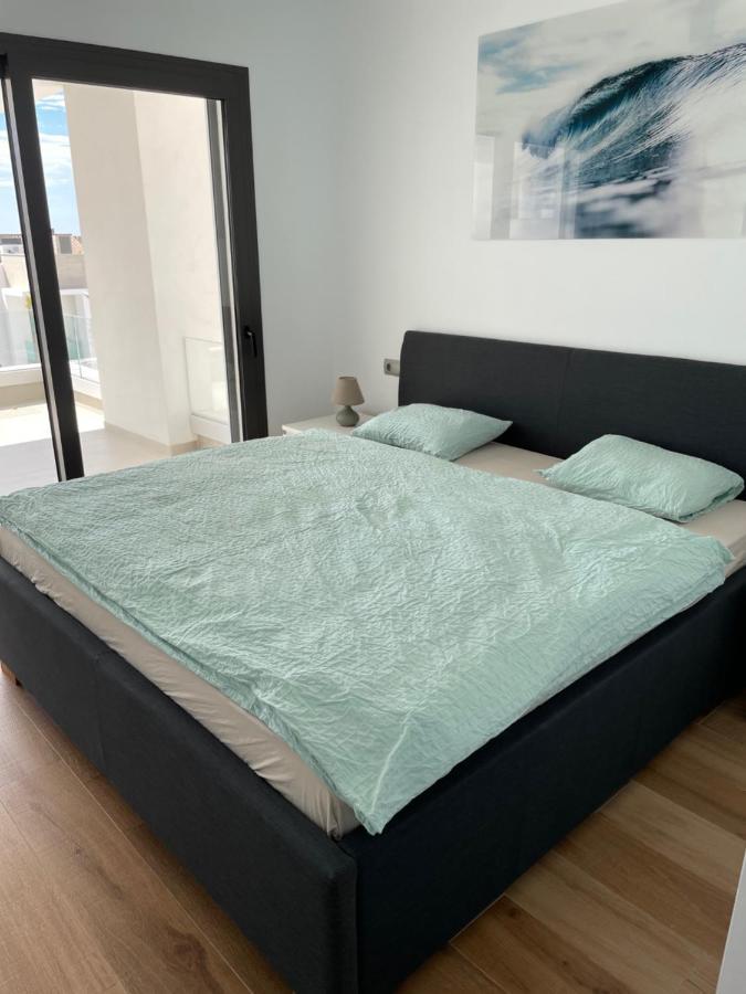 Modern 2 Beds In Apartment